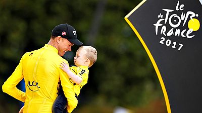 El británico Chris Froome (Sky) se proclamó por cuarta vez en París rey del Tour de Francia, consolidando una era de dominio que le sitúa a una sola victoria de los legendarios Anquetil, Merckx, Hinault e Induarain, que destacan en el palmarés con ci