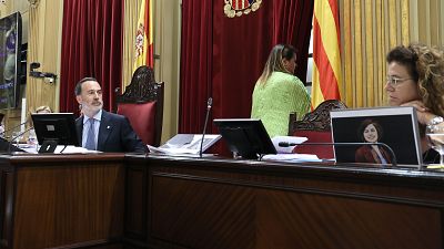 El presidente del Parlament balear rompe una foto de una víctima del franquismo y expulsa a dos diputadas