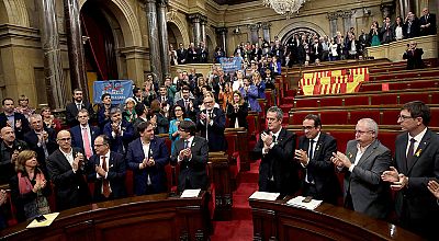 El Parlament declara la independencia de Cataluña de forma unilateral e inicia el camino hacia la república