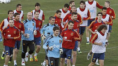 España juega el último amistoso antes de conocer la lista definitiva para la Eurocopa. Vicente del BOsque prbará con una alineación que puede ser la referencia de la campeona de Europa. España juega el último amistoso antes de conocer la lista definitiva para la Eurocopa. Vicente del BOsque prbará con una alineación que puede ser la referencia de la campeona de Europa.