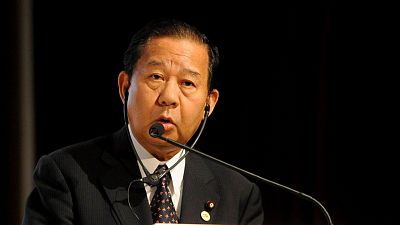 El partido gobernante de Japón propone que las mujeres asistan a reuniones decisivas sin hablar