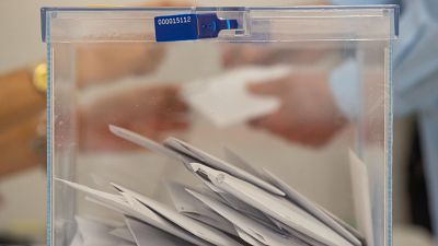 Fotografía de una urna con sobres de votación