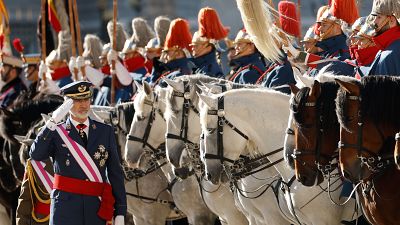 El rey Felipe VI pasa revista en la plaza de la Armería del Palacio Real en Madrid al inicio de la ceremonia de la Pascua Militar.