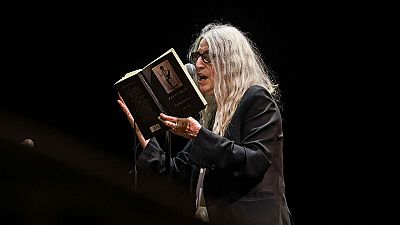 Patti Smith leyendo poemas sobre el escenario durante un concierto en Dublín en 2025 Patti Smith leyendo poemas sobre el escenario durante un concierto en Dublín en 2025