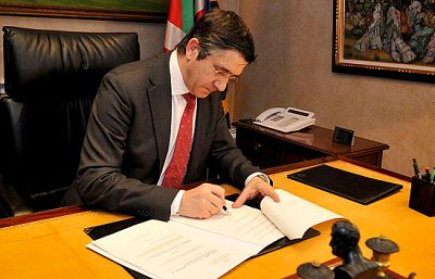 Informe Semanal analiza la llegada del socialista Patxi López al poder en el País Vasco. El nuevo lehendakari pone fin a casi 30 años de hegemonia nacionalista.