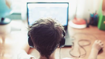 Un pedófilo disfrazado de nuevo amigo virtual: cómo el 'grooming' acecha a los menores a través de los videojuegos