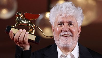 Pedro Almodóvar gana un histórico León de Oro del Festival de Venecia con 'La habitación de al lado'