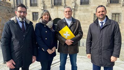 Pedro Pascual, con una carpeta amarilla, vuelve a liderar la candidatura de Por Ávila.