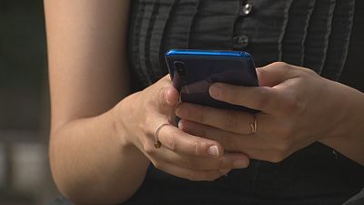 Espiar a la pareja con el móvil: el inicio de un delito de acoso y una modalidad de maltrato