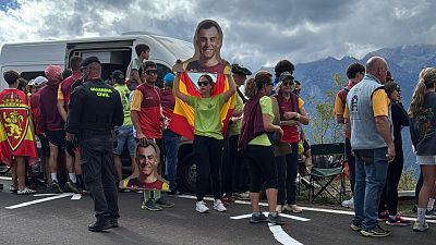 Dos aficionados con la cara de Samitier esperando a que pase el ciclista aragonés Dos aficionados con la cara de Samitier esperando a que pase el ciclista aragonés