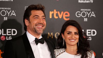 Penélope Cruz y Javier Bardem consiguen comprar mascarillas y guantes para el hospital de La Paz de Madrid