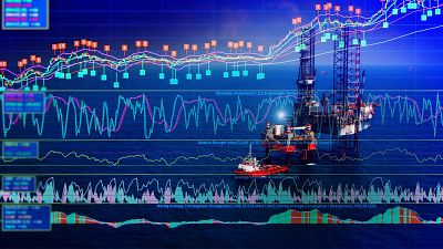 Plataforma petrolífera offshore sobre océano oscuro con gráficos financieros superpuestos, simbolizando la relación entre producción de petróleo y mercados. Plataforma petrolífera offshore sobre océano oscuro con gráficos financieros superpuestos, simbolizando la relación entre producción de petróleo y mercados.