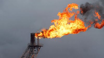 El petróleo, más de un 10% más caro que hace una semana, se mantiene en los 98 dólares por barril de brent El petróleo, más de un 10% más caro que hace una semana, se mantiene en los 98 dólares por barril de brent