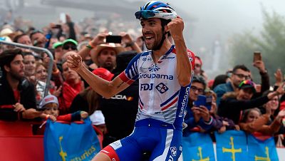 El francés Pinto se hizo con la victoria en los Lagos de Covadonga, en una etapa en la que Valverde se ha postulado para el triunfo final de una Vuelta que sigue liderando Simon Yates.
