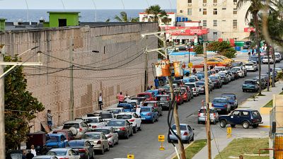 El plan cubano para impulsar la economía genera largas colas para repostar gasolina a pesar del auge de precios