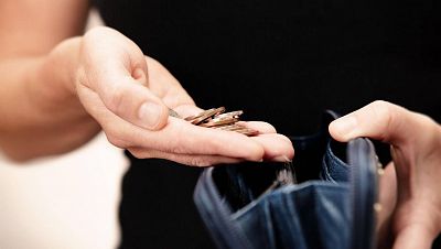 La población en riesgo de pobreza en España cae siete décimas al 25,8%, la tasa más baja en una década