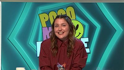 Marina Lobo sonríe en un plató con el logo "POCO ME" y un emoticono verde. Viste camisa roja y su pelo es castaño y liso. Marina Lobo sonríe en un plató con el logo "POCO ME" y un emoticono verde. Viste camisa roja y su pelo es castaño y liso.