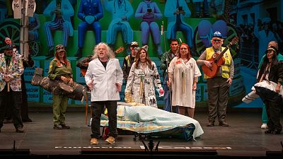 La chirigota negacionista del Carnaval de Cádiz, descalificada del concurso por exceder el número de integrantes