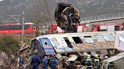 La policía griega registra la estación de Larisa por el accidente de tren en el que murieron 57 personas