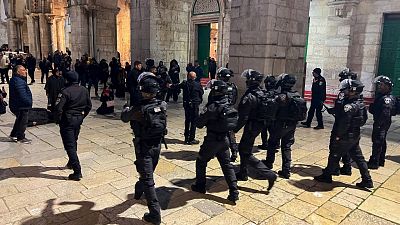 La Policía de Israel ataca a palestinos en la mezquita de Al-Aqsa en Jerusalén
