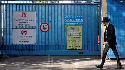 La Policía israelí irrumpe en la sede de la UNRWA de Jerusalén y cambia la bandera de la ONU por una de Israel