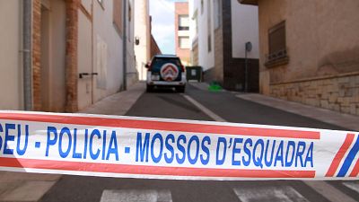 Una patrulla dels Mossos d'Esquadra custodiant aquest dilluns els carrers al voltant de l'habitatge de Santa Bàrbara, on busquen les possibles restes d'un nadó desaparegut Una patrulla dels Mossos d'Esquadra custodiant aquest dilluns els carrers al voltant de l'habitatge de Santa Bàrbara, on busquen les possibles restes d'un nadó desaparegut