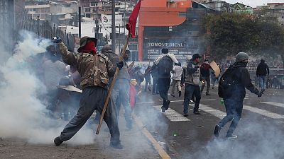 Los manifestantes indígenas asaltan el Parlamento de Ecuador antes de ser expulsados por la Policía