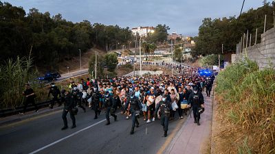 La Policía traslada a 864 migrantes de Loma Colmenar al nuevo centro de acogida de Los Rosales,  en Ceuta