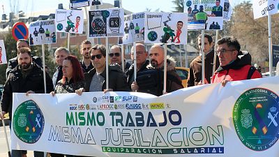 Policías y guardias civiles se concentran en Moncloa para pedir una "jubilación digna" y la equiparación salarial