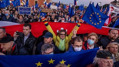 El Gobierno de Polonia niega que quiera abandonar la Unión Europea tras la multitudinaria protesta