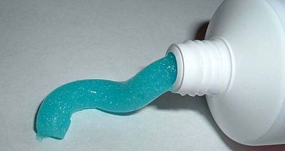 ¿Por qué la pasta de dientes con flúor combate las caries?