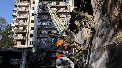 Rusia lanza docenas de misiles balísticos y mata a una persona en Kiev tras el ataque ucraniano contra centros logísticos