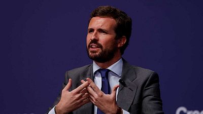 Casado se reivindica como alternativa al populismo y Almeida cierra filas en ausencia de Ayuso