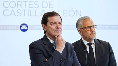 El PP y Vox cierran un acuerdo en Castilla y León para investir presidente a Mañueco que incluye la "prioridad nacional"