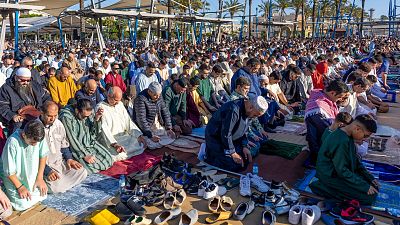 Miles de fieles participan en Melilla en el rezo colectivo por el "Eid Al Fitr", que marca el fin del ayuno del Ramadán