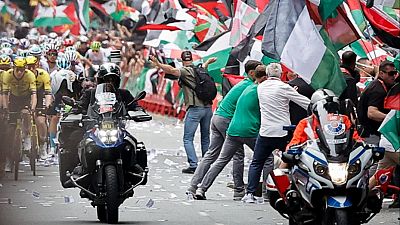 Manifestantes propalestinos intentan irrumpir en el paso de La Vuelta por Bilbao este miércoles 3 de septiembre