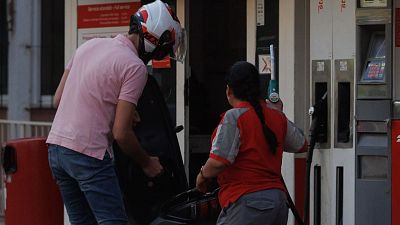 El precio de los carburantes baja de nuevo y el diésel marca su mínimo anual