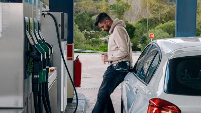 El precio de los carburantes sigue a la baja y marca nuevos mínimos este verano