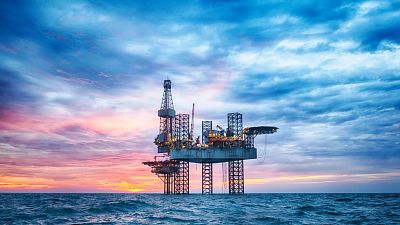 El precio del petróleo no respira con el cierre de Ormuz: el barril de brent pasa de los 110 euros