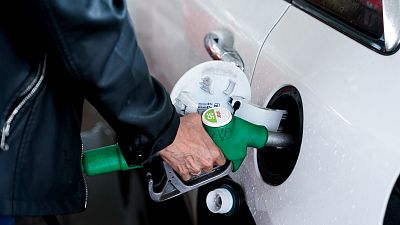 La gasolina marca un nuevo récord sin aplicar el descuento y el gasóleo cae por segunda semana consecutiva La gasolina marca un nuevo récord sin aplicar el descuento y el gasóleo cae por segunda semana consecutiva