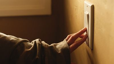 La luz registra un fuerte descenso este domingo hasta 111,60 euros/MWh, su precio más bajo desde agosto