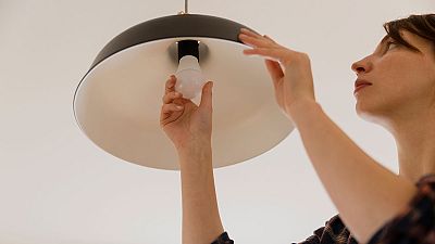 El precio de la luz bajará este viernes tras cuatro días de récord hasta los 137 euros/MWh, su segundo máximo