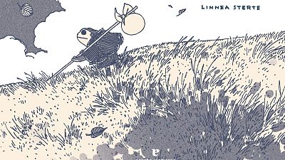 En la portada de un cómic, una rana con abrigo a rayas camina por un campo de hierba alta, llevando un hatillo. El cielo nublado y una hoja cayendo complementan la escena, con el nombre de la autora en la parte superior.