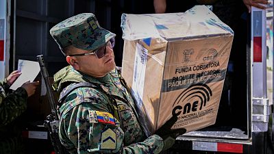 La preocupación por la seguridad marca una primera vuelta de las elecciones en Ecuador de resultado incierto