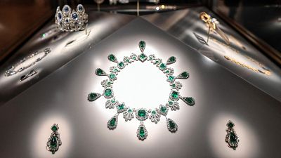 La presidenta del Louvre dice que le garantizaron la seguridad de las joyas robadas