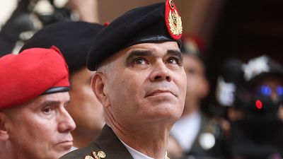 El Ministro de Defensa de Venezuela, Vladimir Padrino López, posa con uniforme militar y boina negra. La imagen sugiere un evento público, con otras personas y equipos de cámara en el fondo. El Ministro de Defensa de Venezuela, Vladimir Padrino López, posa con uniforme militar y boina negra. La imagen sugiere un evento público, con otras personas y equipos de cámara en el fondo.