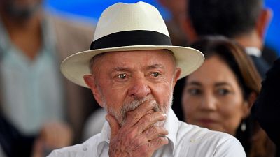 El presidente brasileño Lula da Silva inicia un tratamiento de radioterapia en el cuero cabelludo
