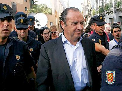 El líder del PP alicantino dice que el juez no le ha aclarado por qué le imputa | Ver