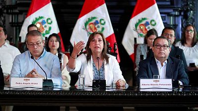 La presidenta de Perú destituye a su primer ministro y anuncia una reestructuración del Gobierno