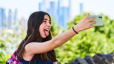 Lo que tus hijos consumen en redes sociales puede marcar su salud mental (y no siempre para mal)